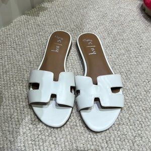 Comfy white sandals in 7 1/2
